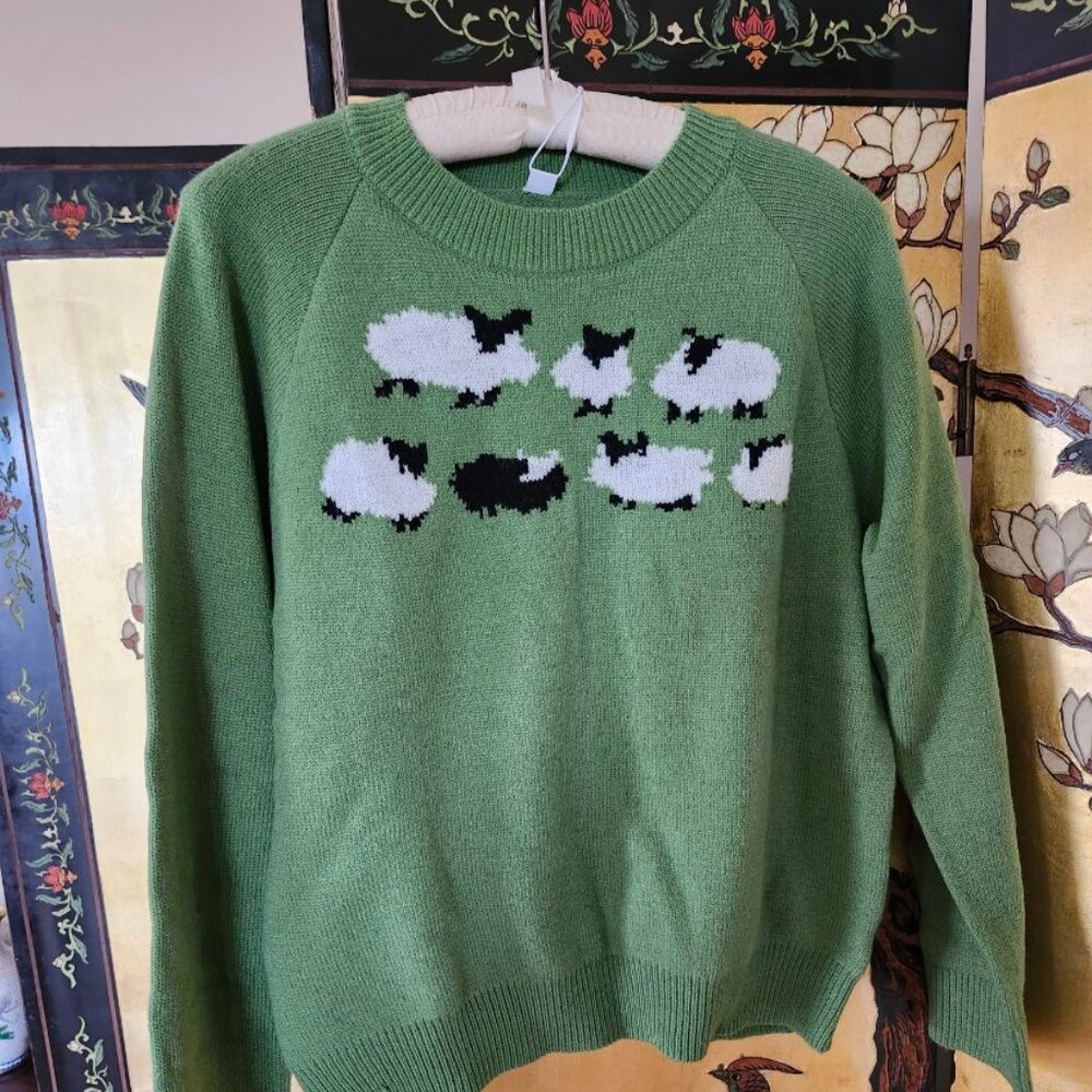 Crew neck sweater with sheep